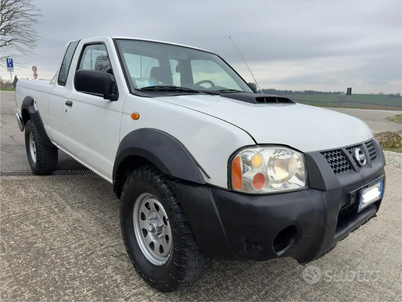 Nissan Np300 2011 photo 2