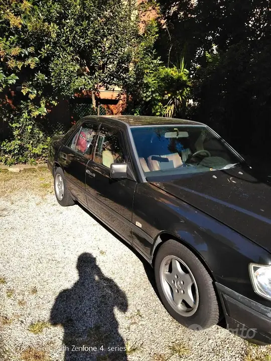 Mercedes-Benz W124 1993 photo 2