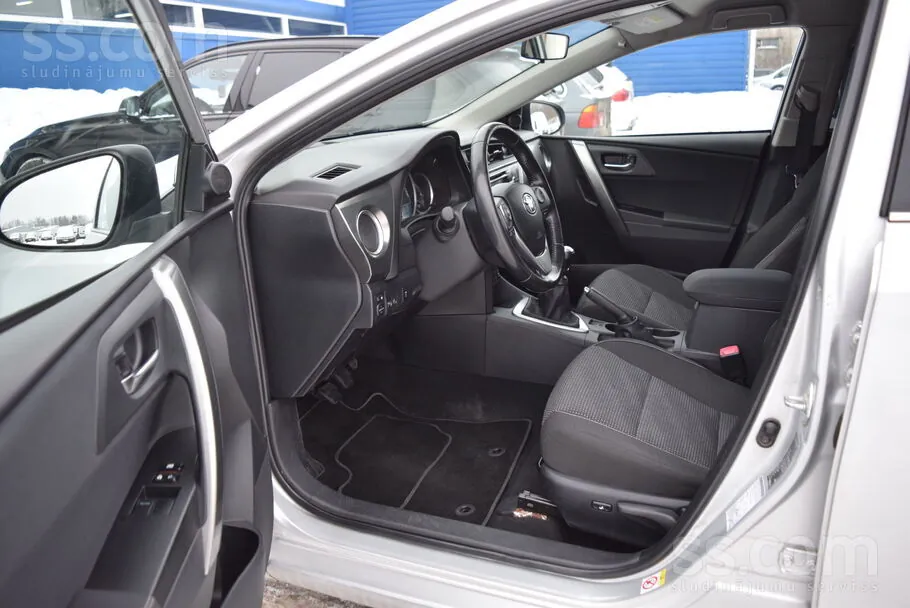 Toyota Auris 2013 photo 3