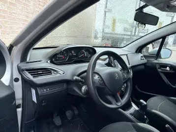 Peugeot 208 2016 photo 3