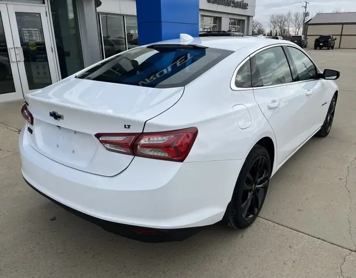 Chevrolet Malibu 2023 photo 2