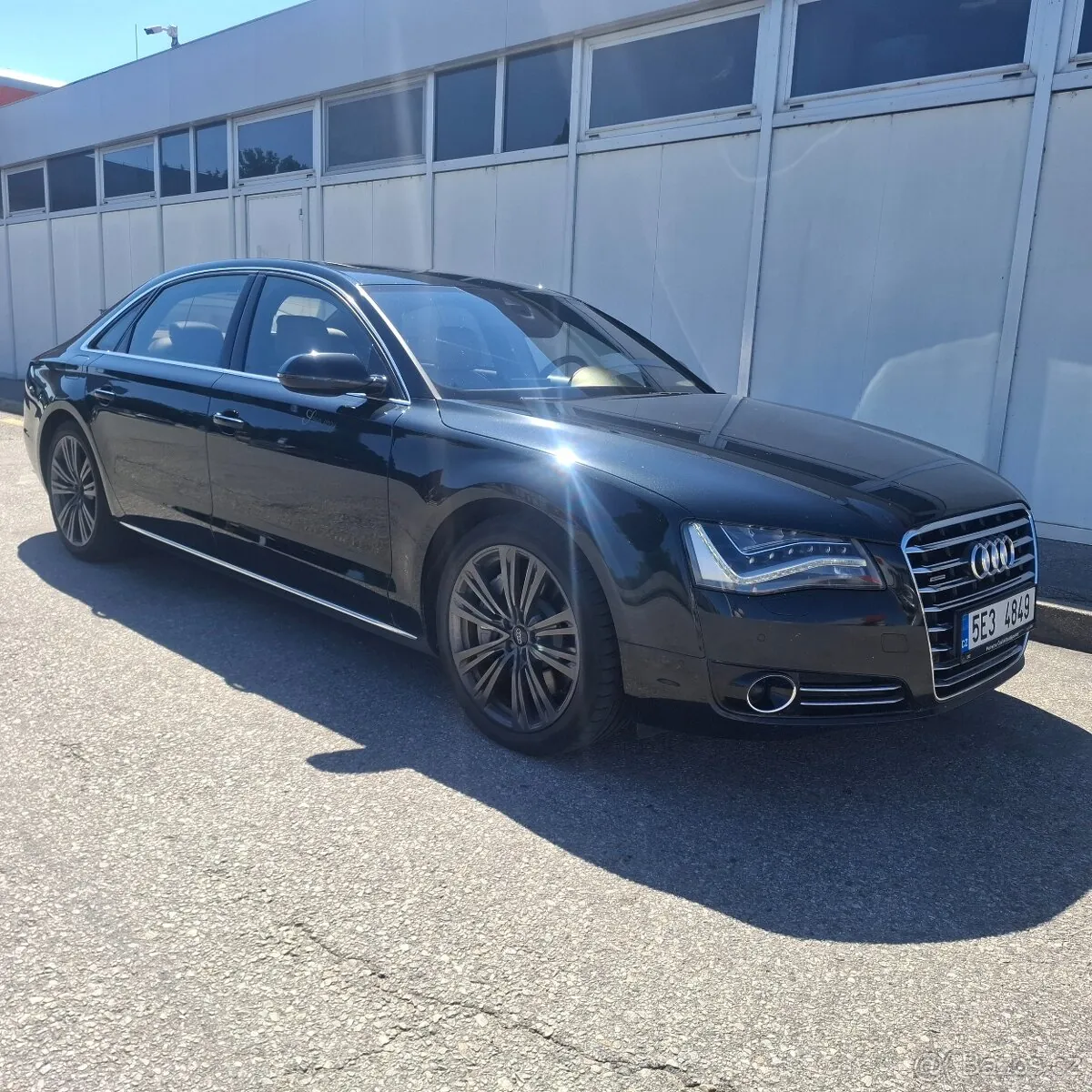 Audi A8 2011 photo 2