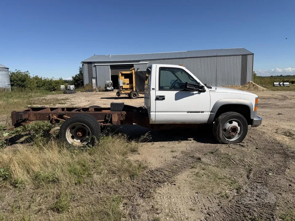 Chevrolet C/K Pickup 3500 2002 photo 2