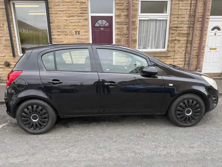 Vauxhall Corsa 2011 photo 3