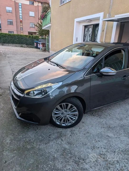 Peugeot 208 2019 photo 2