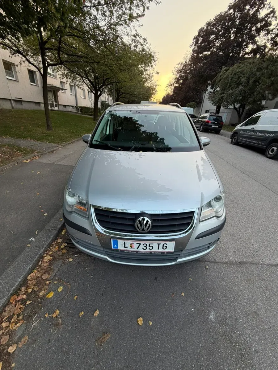 Volkswagen Touran 2010 photo 2