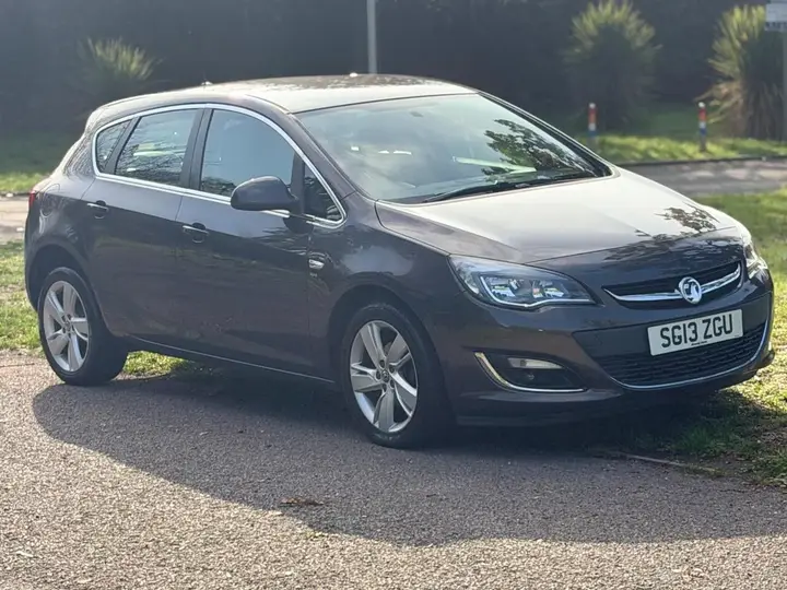 Vauxhall Astra 2013 photo 2