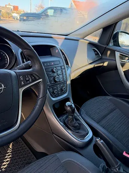 Opel Astra 2014 photo 2