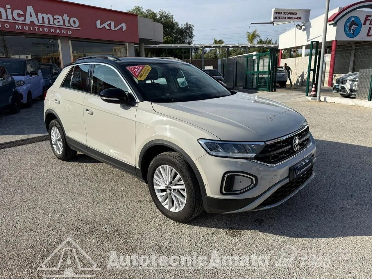 Volkswagen T-Roc 2023 photo 2