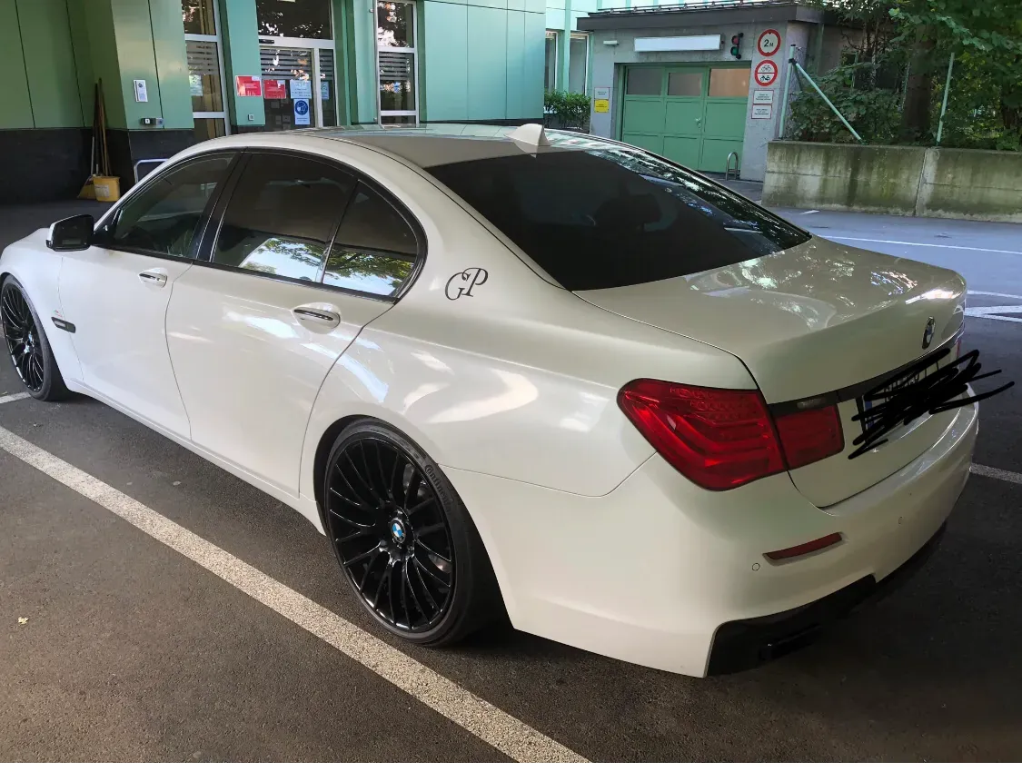 BMW 7 Series 2009 photo 2