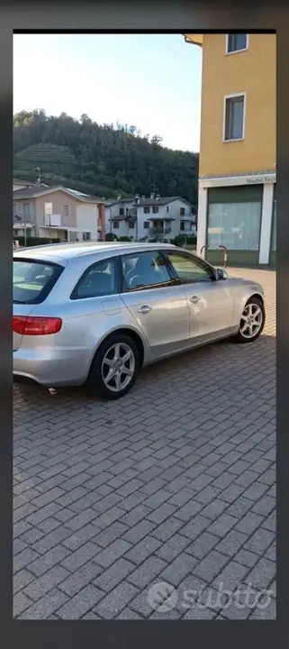 Audi A4 2010 photo 2