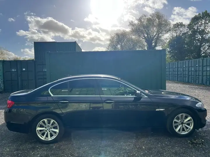 BMW 5 Series 2011 photo 2