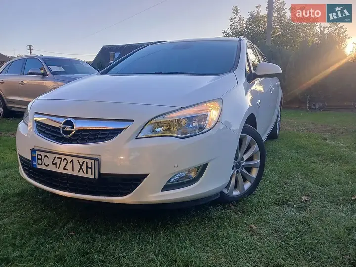 Opel Astra 2012 photo 2