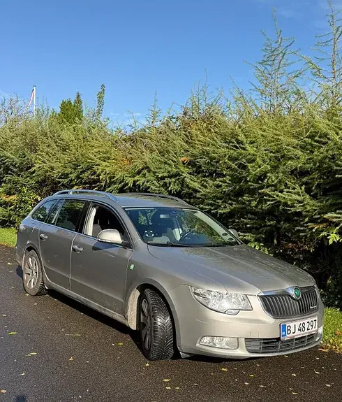 Skoda Superb 2011 photo 2