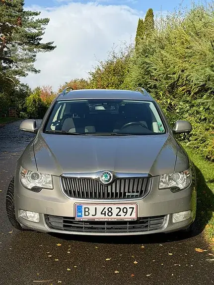 Skoda Superb 2011 photo 3