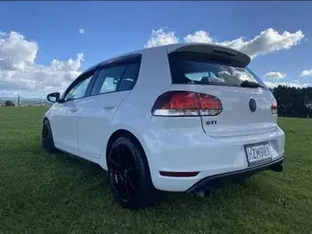 Volkswagen Golf 2010 photo 4