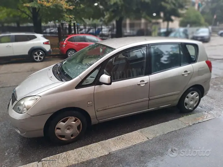 Toyota Corolla Verso 2002 photo 2