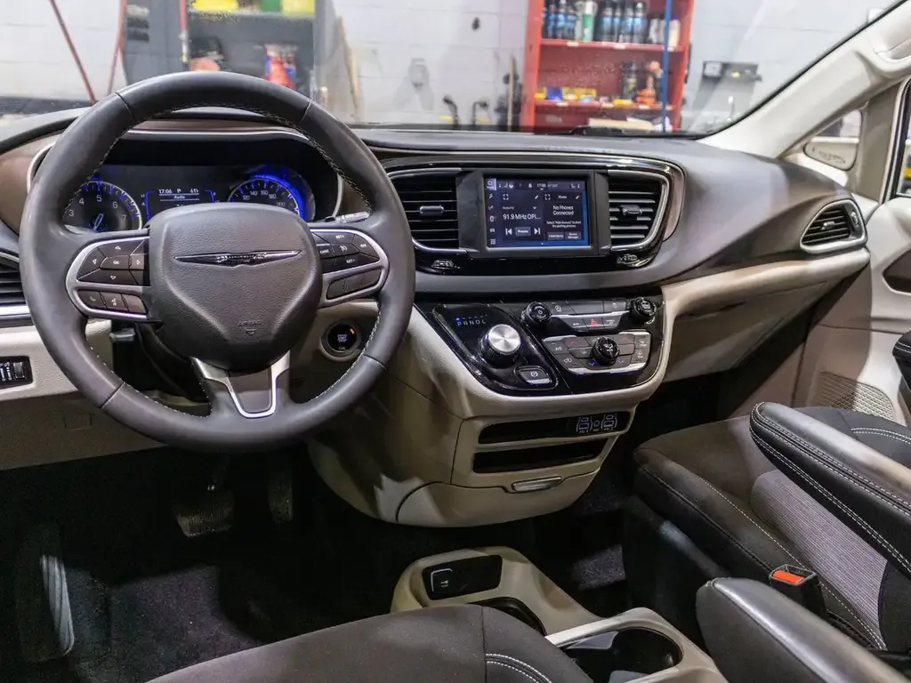 Chrysler Grand Caravan 2023 photo 5