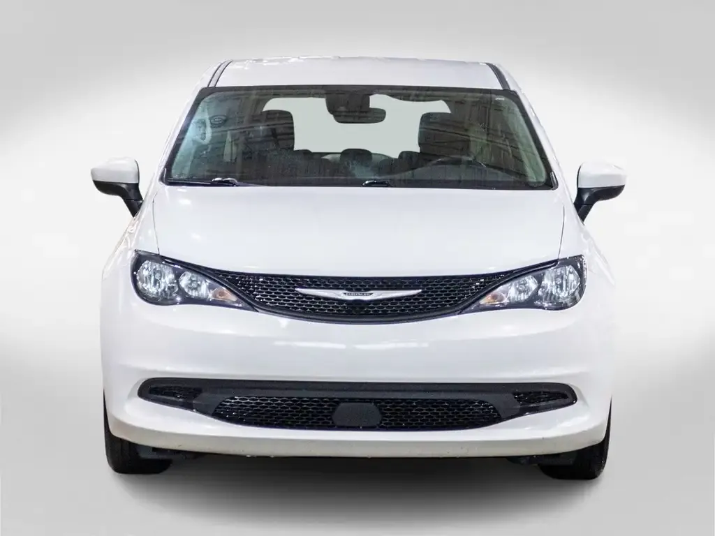 Chrysler Grand Caravan 2023 photo 2
