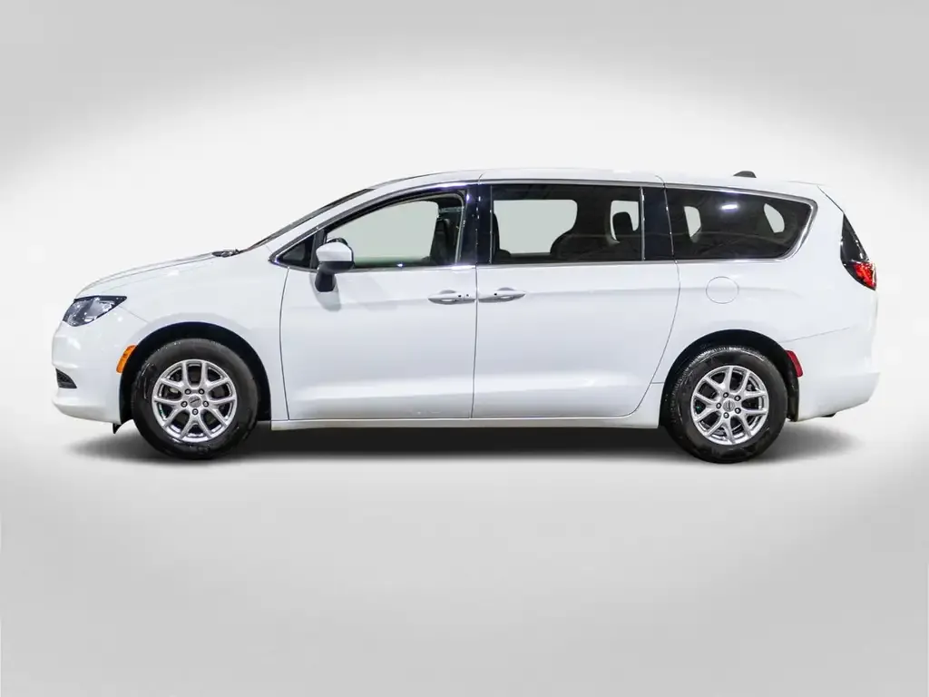 Chrysler Grand Caravan 2023 photo 3