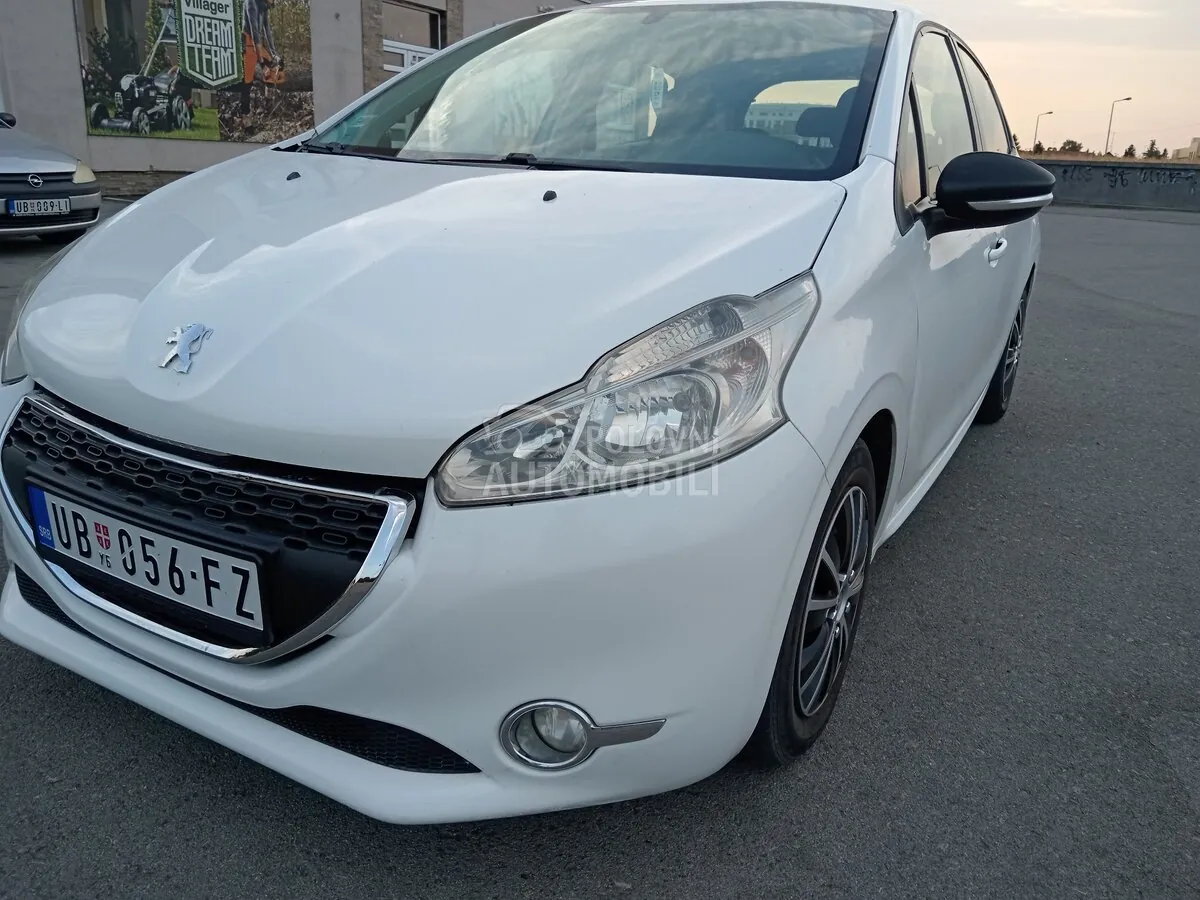 Peugeot 208 2012 photo 2