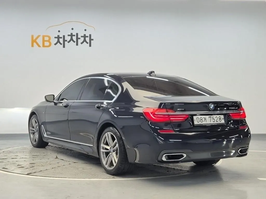 BMW 7 Series 2018 photo 2