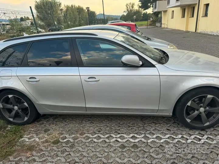 Audi A4 2011 photo 2