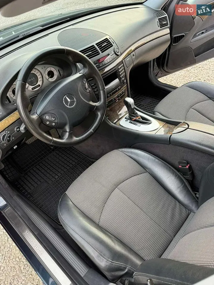 Mercedes-Benz E-Class 2005 photo 2