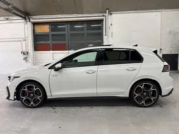 Volkswagen Golf 2024 photo 2