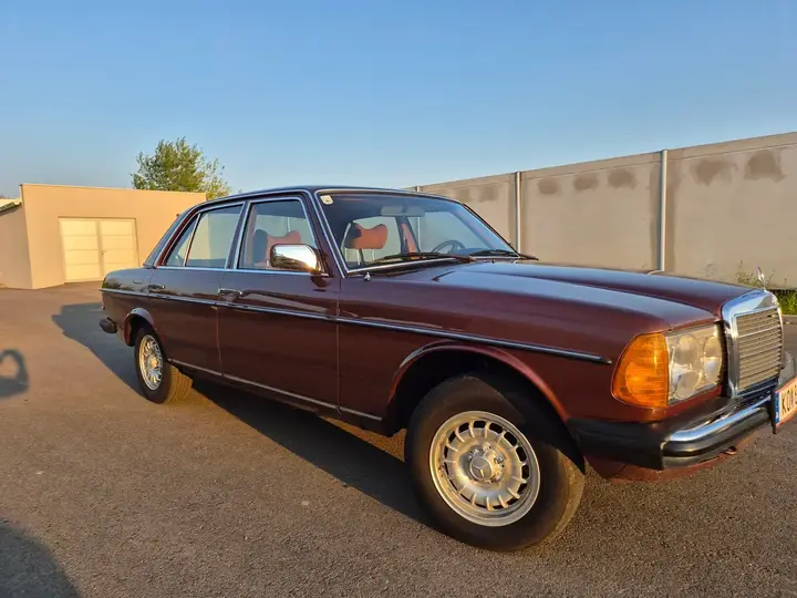 Mercedes-Benz E-Class 1978 photo 3