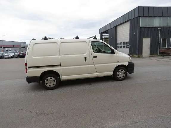 Toyota Hiace 2011 photo 3