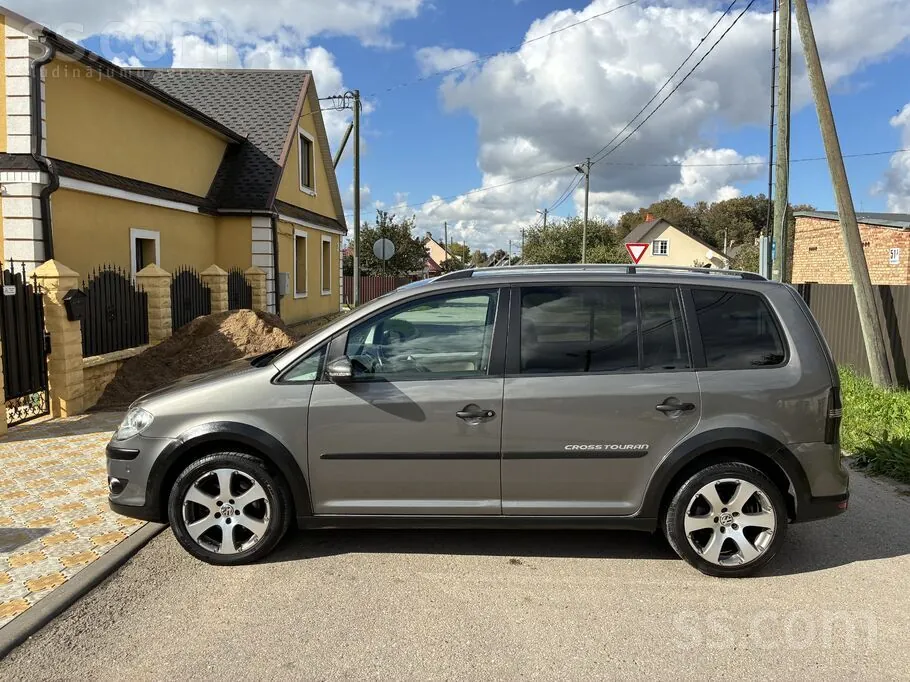Volkswagen Touran 2010 photo 2