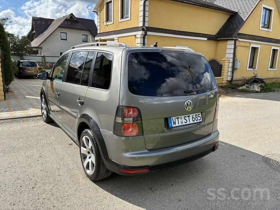Volkswagen Touran 2010 photo 3
