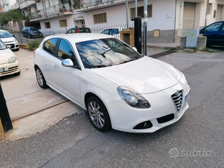 Alfa Romeo Giulietta 2012 photo 2