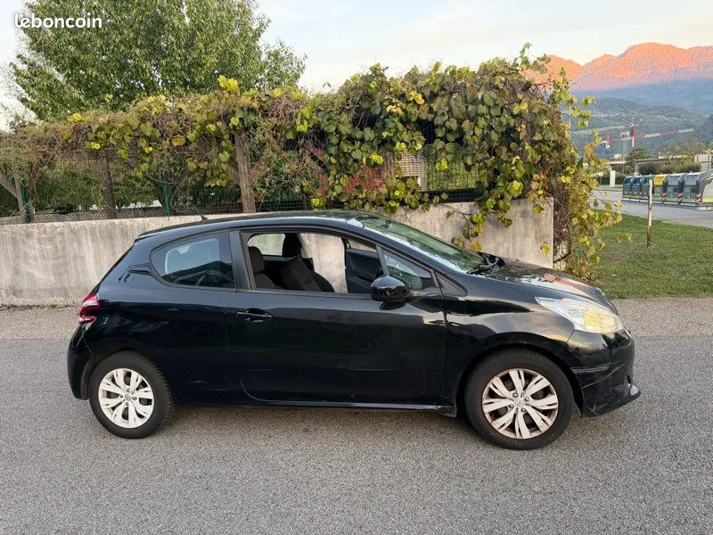 Peugeot 208 2013 photo 3