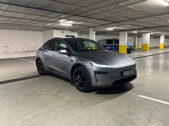 Tesla Model Y 2025 photo 2
