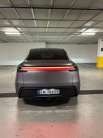 Tesla Model Y 2025 photo 4