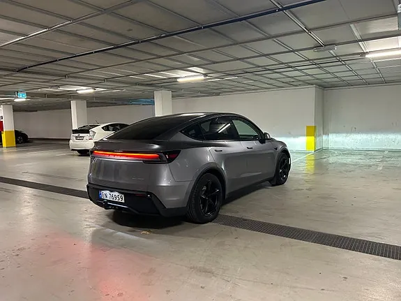 Tesla Model Y 2025 photo 3