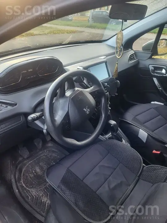 Peugeot 208 2013 photo 3