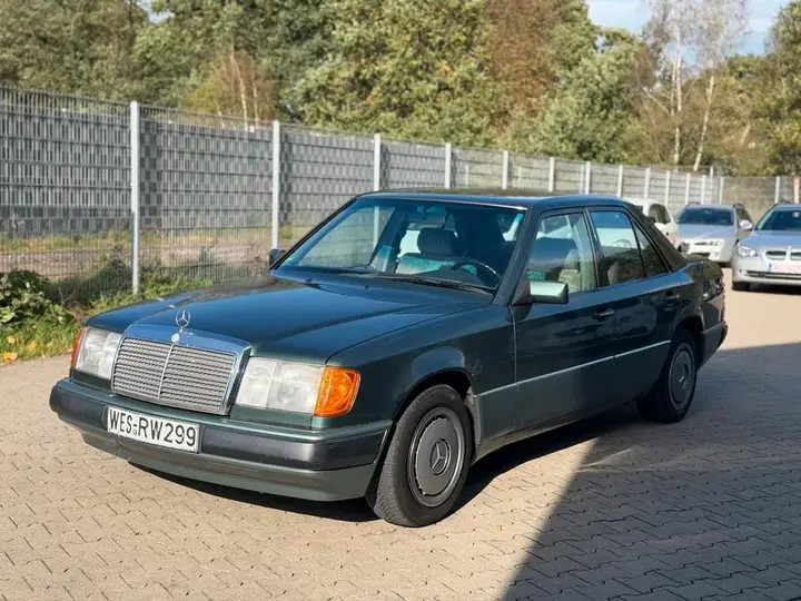 Mercedes-Benz 230E