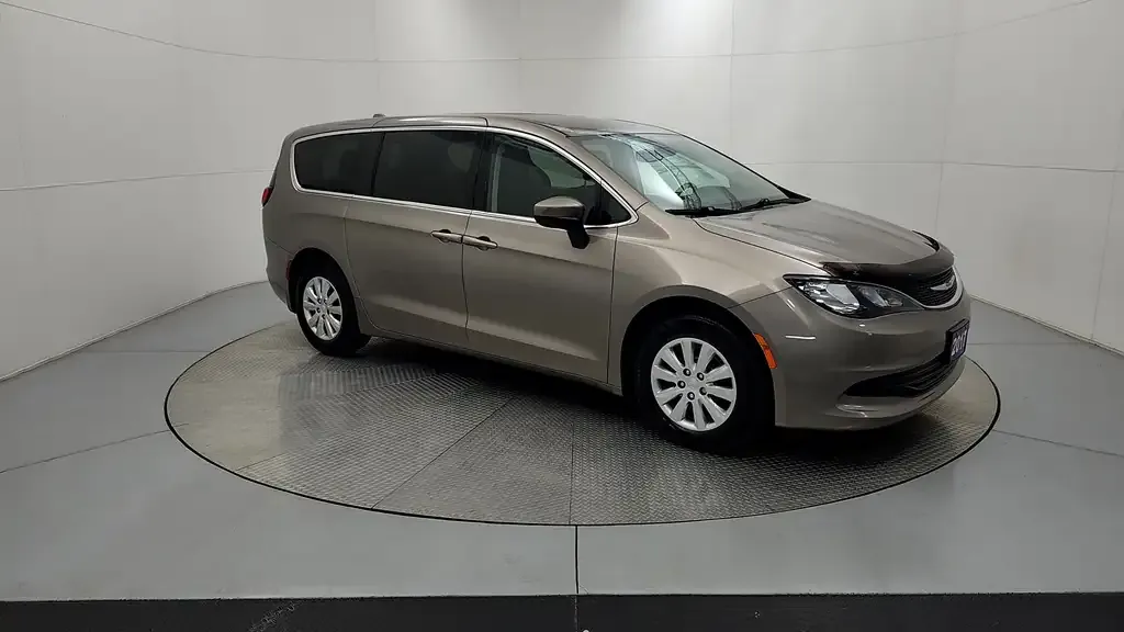 Chrysler Pacifica 2017 photo 2