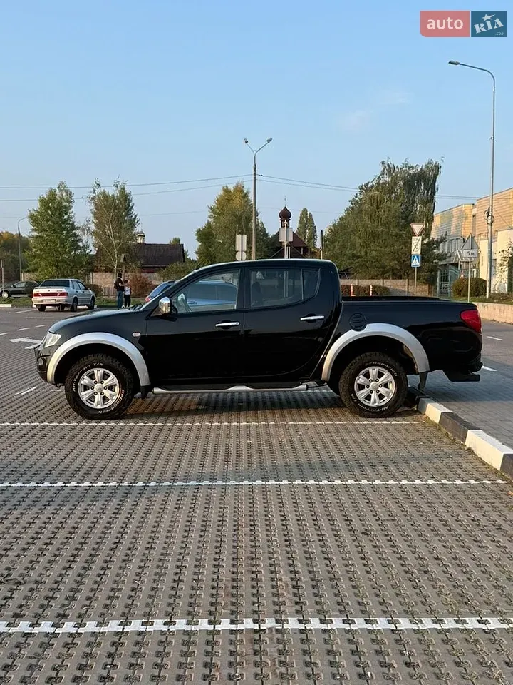 Mitsubishi L200 2011 photo 2