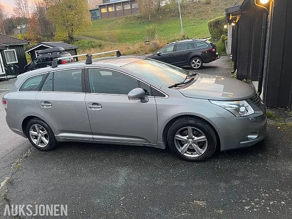 Toyota Avensis 2010 photo 2