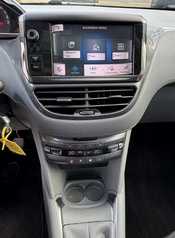 Peugeot 208 2012 photo 3