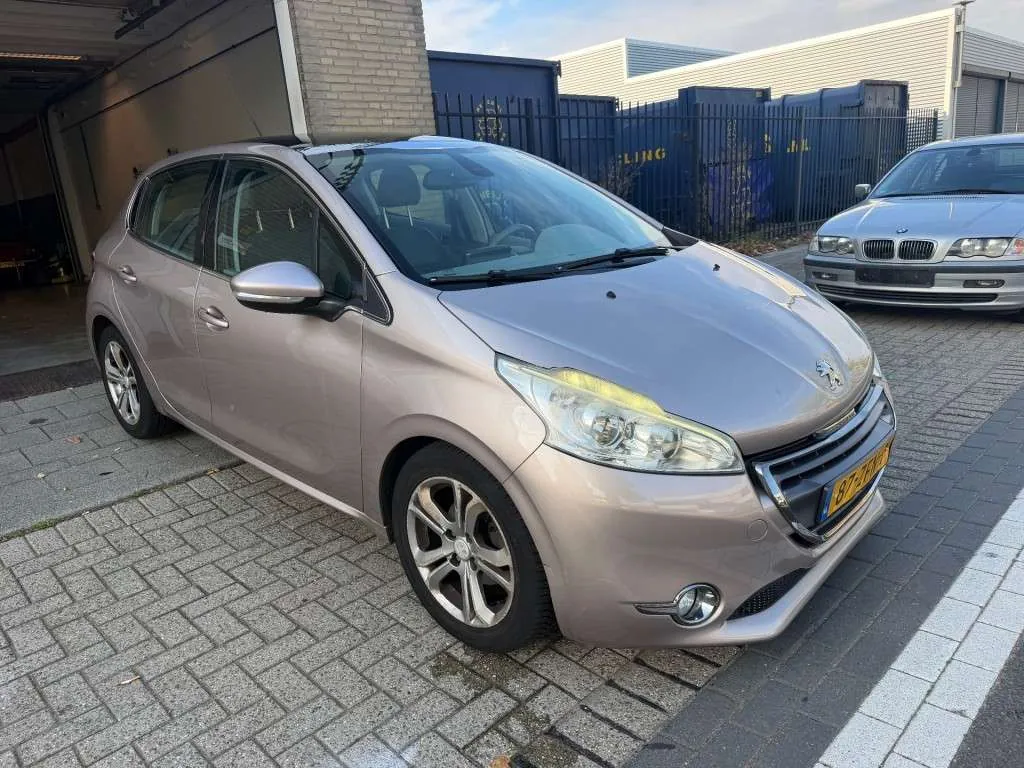 Peugeot 208 2012 photo 5