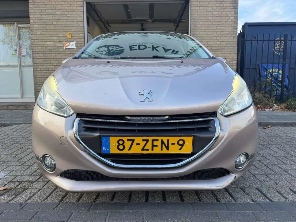Peugeot 208 2012 photo 4
