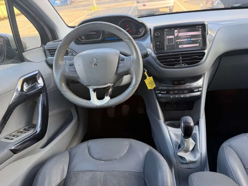 Peugeot 208 2012 photo 2