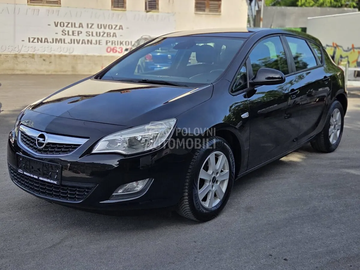 Opel Astra J 2010 photo 4