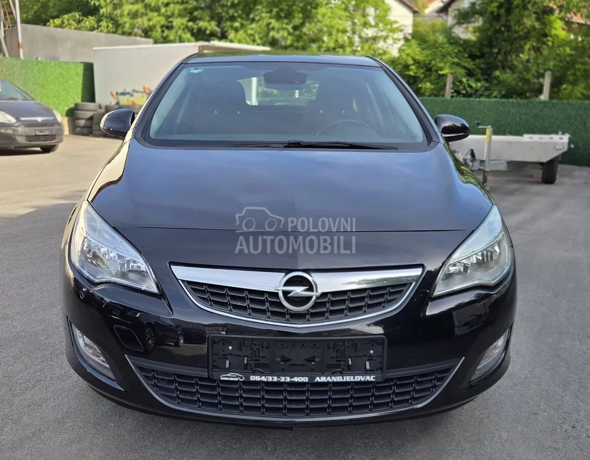 Opel Astra J 2010 photo 3