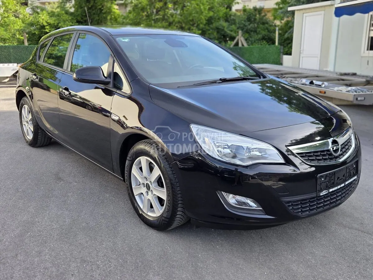 Opel Astra J 2010 photo 2